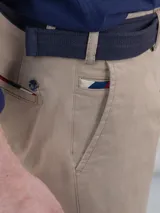 Pantalón chino de gabardina azul marino, marca El Ganso, corte Slim Fit, con bolsillos delanteros y traseros, cierre con cremallera y botón, y cinturón de tela azul con hebilla metálica.