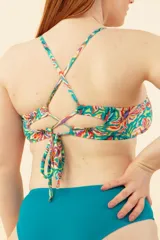 Top de bikini con estampado floral multicolor, frunce en el escote y tiras cruzadas en la espalda.