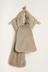 Bufanda delgada de faux fur color beige, con un diseño que permite pasar un extremo a través de una abertura para un ajuste seguro.