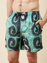 Short de baño celeste con estampado de soles y texto en amarillo.