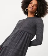 Vestido midi gris oscuro de manga larga, con cuello redondo y falda acampanada con recortes.