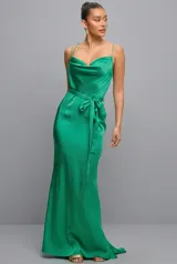 Vestido largo de satén verde con escote drapeado, delgados breteles y cinturón ajustable en la cintura.