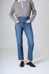 Jean de tiro alto y pierna recta, color azul medio. Confeccionado en 98% algodón y 2% elastano, con diseño clásico de cinco bolsillos.