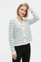 Cardigan de punto a rayas horizontales celestes y blancas, con escote en V, mangas largas y cierre frontal de botones dorados.
