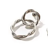 Aros colgantes plateados con forma de eslabones entrelazados.