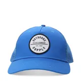 Gorra tipo trucker color azul real, con panel frontal de tela y paneles laterales y traseros de malla. Presenta un parche circular blanco con el logo y texto 'Outdoors Supply North Sails Est. 1970' en el centro.