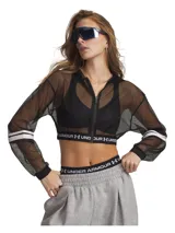 Campera deportiva Under Armour de malla perforada, color negro, con cierre frontal completo, capucha y banda elástica inferior con logo de la marca. Presenta mangas largas con detalle de franjas blancas en los puños.