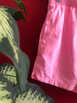 Short de baño Reef color rosa con cordón negro en la cintura y logo de la marca en la pierna derecha.