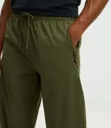 Pantalón deportivo de corte recto confeccionado en tejido técnico de poliamida y elastano. Presenta cintura elástica con cordón ajustable, bolsillos laterales con cierre y sistema de regulación en el ruedo para un ajuste personalizado.
