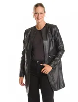 Chaqueta larga de eco cuero marca Baccini, con cuello a la base, cierre frontal y bolsillos laterales con cierre metálico. Posee forro interno a tono.
