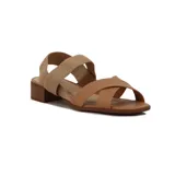 Sandalias color tostado con tiras cruzadas y taco bajo.