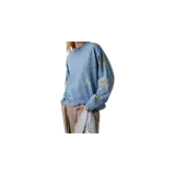 Remera manga larga de color celeste, con cuello redondo y diseño holgado. Presenta un pequeño estampado de una corona y el texto "EMESTUDIOS" en el pecho, además de estampados de coronas repetidos a lo largo de ambas mangas.