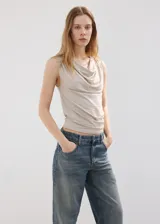 Jeans de tiro bajo y diseño recto, confeccionados en algodón con efecto desteñido y lavado clásico.