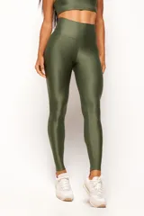 Calza deportiva de cintura alta, color verde militar, con acabado satinado y diseño ajustado.