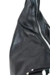 Bolso tipo hobo de cuero sintético negro, con cierre superior y correa de hombro integrada. Incluye un llavero colgante metálico con forma de perrito inflable.
