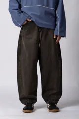 Pantalón de jean con corte balloon, de tiro medio y pierna ancha con caída relajada. Presenta un lavado tipo oxidado en tono celeste claro.