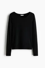 Remera entallada en punto de algodón suave, de manga larga y cuello redondo.