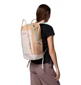 Mochila Columbia Echo Mountain de 25 litros, color beige y marrón claro con detalles en azul turquesa. Cuenta con un compartimento principal, un bolsillo externo con cierre, correas de hombro ajustables, dos bolsillos laterales de malla para botellas de agua, y múltiples asas de agarre.