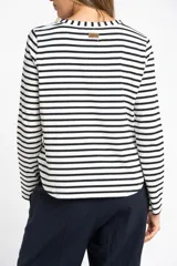 Remera de manga larga con diseño de rayas horizontales en blanco y negro, cuello redondo y corte ajustado al cuerpo.