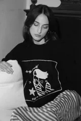 Sweater de punto oversize color crudo, con cuello redondo y diseño bordado a mano en el frente representando al signo Cáncer con un cangrejo, un corazón y una estrella.