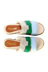 Sandalias con plataforma de yute, con tres tiras de cuero en colores beige, verde y celeste.