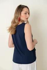 Blusa italiana color gris topo, confeccionada en viscosa con frente de seda, de corte holgado y cuello drapeado.