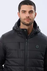 Campera puffer reversible para hombre, de color negro, con diseño capitonado, capucha integrada y bolsillos funcionales con cierre frontal.