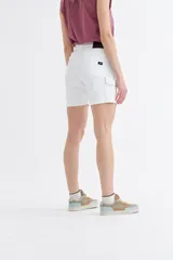 Short de jean tiro alto en color blanco, con cierre frontal de botón y bolsillos laterales tipo cargo.