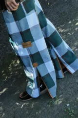 Pantalón a cuadros con corte levemente oxford, cierre y elástico en la cintura.