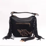 Cartera tipo hobo de color negro, confeccionada en cuero sintético, con detalles de flecos en los laterales, herrajes dorados y un diseño bordado en hilo dorado en la parte inferior. Incluye asa corta de hombro y correa extraíble regulable.