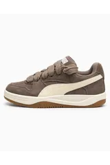 Championes Puma modelo Park Luna de color marrón topo, confeccionados en gamuza con detalles en cuero sintético blanco crudo, cordonera gruesa y suela de goma marrón.