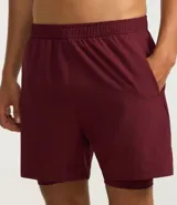 Bermuda deportiva color bordó, confeccionada en poliéster, con cintura elástica, cordón interno ajustable y short de compresión incorporado.