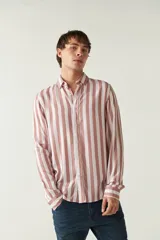 Camisa de mangas largas con estampado a rayas verticales en tonos verde oliva, blanco y azul. Corte regular y logo bordado en el pecho. Confeccionada en viscosa.