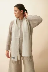 Bufanda unisex color marrón con flecos en los extremos.