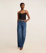 Blusa básica negra de breteles finos, confeccionada en malla de algodón peruano con escote redondo.