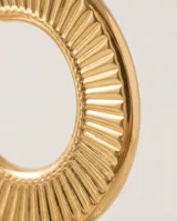 Aros tipo argolla de acero con baño de oro, con diseño texturizado de líneas verticales en relieve.