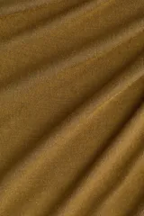 Top de manga larga en punto suave de viscosa, con escote bote, corte entallado y diseño drapeado con pliegues fruncidos en un hombro y en el lateral de la cintura.