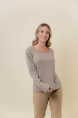 Remera básica de manga larga en color blanco, confeccionada en tela gruesa con elastano. Presenta un diseño liso con escote redondo y un calce cómodo que se adapta al cuerpo sin ajustar.