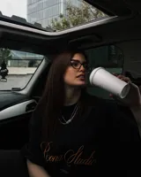 Remera blanca de corte holgado con bordado en el pecho con la leyenda "Roona Studio".