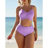 Conjunto de bikini negro de tiro alto, compuesto por un corpiño triangular con diseño cruzado en el frente y tirantes finos regulables, y una bombacha de corte clásico y talle alto.