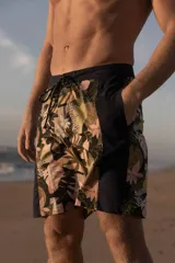 Short de baño para hombre con diseño combinado de paneles negros lisos en los laterales y estampa botánica tropical en el frente y la espalda. Cuenta con cintura elástica, cordón de ajuste negro y bolsillos laterales.