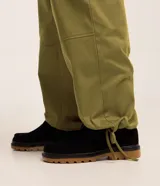 Pantalón cargo de algodón color verde oliva, corte sastrero, con bolsillos laterales tipo cargo, trabillas en la cintura, cierre tradicional y lazo ajustable en los bajos.