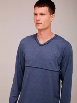 Pijama de hombre gris con remera de mangas largas con cuello en V y pantalón largo.