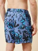 Short de baño celeste con estampado de flores y texto en negro.
