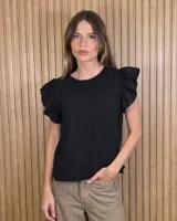 Musculosa de lino color negro con cuello redondo y mangas cortas con volados.