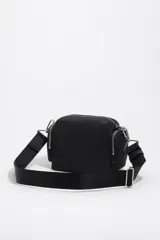 Bandolera pequeña Bimba y Lola, de color negro con bolsillos externos con cierre y logo impreso en el frente.