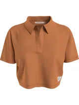 Remera corta color naranja de Calvin Klein Jeans, con cuello tipo chomba de canalé, manga corta y corte holgado.