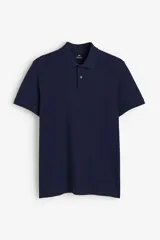 Remera polo de piqué de algodón, de manga corta, con cuello clásico, tapeta de botones y terminaciones acanaladas en cuello y mangas.
