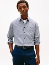 Camisa de manga larga Tommy Hilfiger de corte regular, confeccionada en sarga de puro algodón con diseño a cuadros finos y cuello abotonado. Cuenta con cierre frontal de botones y el logo bordado en el pecho.