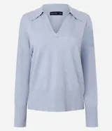 Suéter de punto fino color celeste de la marca Blue Steel, con cuello polo, escote en V y mangas largas con puños acanalados.